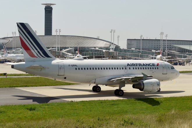 Air France a décidé d'annuler 55% de ses vols court et moyen-courriers et 10% de ses long-courriers vendredi en raison d'une grève des contrôleurs aériens français