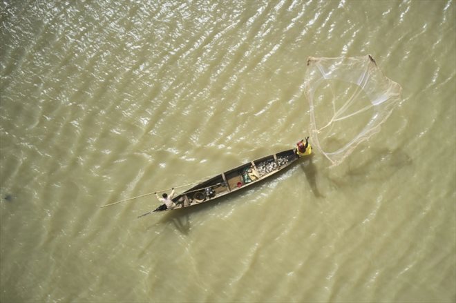 Vue aérienne d'un pêcheur sur une pirogue, sur la rivière Bani au Mali, le 17 mars 2021