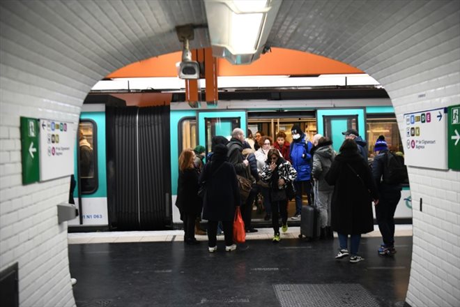 Dans une station du métro parisien, le 31 janvier 2023, lors d'un mouvement de grève contre la réforme des retraites