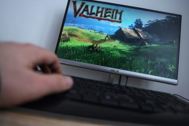 Une photo prise le 10 mars 2021 montre un écran affichant le jeu vidéo Valheim du studio suédois Iron Gate, à Bruxelles