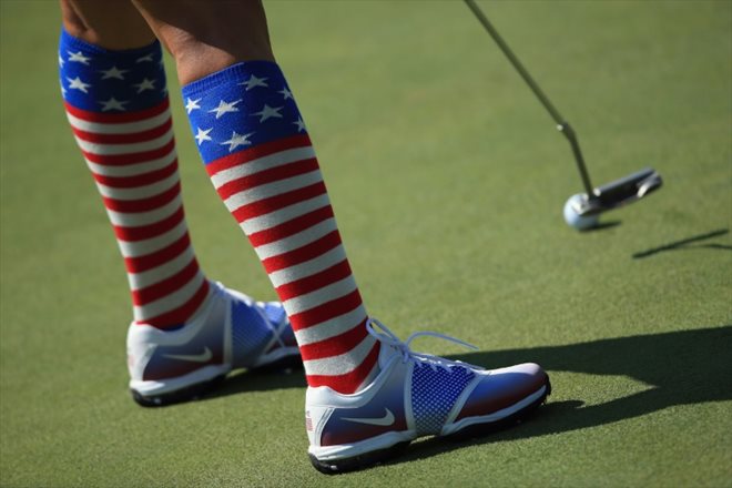 Gros plan sur les chaussettes et chaussures de la golfeuse américaine Michelle Wie le 14 août 2013 lors de la Solheim Cup au Colorado Golf Club de Parker. Nike a renoncé en 2016 à produire des équipements de golf (clubs, sacs, balles) pour se recentrer sur l'habillement