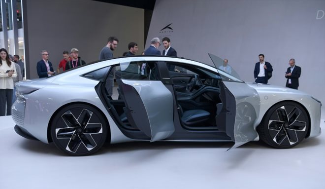 La berline à hydrogène Hopium Machina, que la start-up française Hopium entend produire en Normandie à partir de 2025, le 17 octobre 2022 au Salon de l'auto à Paris