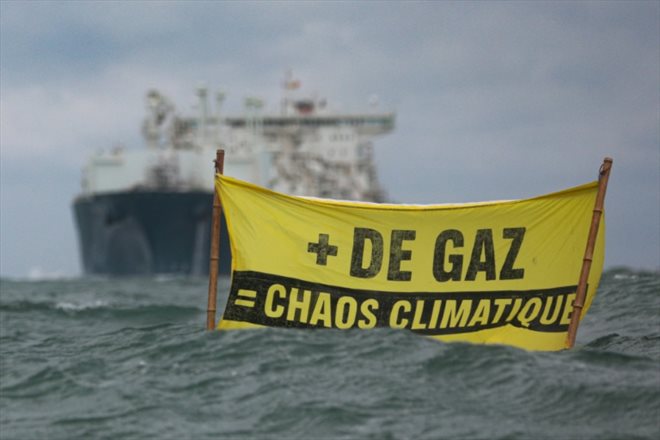 Action de Greenpeace dénonçant le recours aux énergies fossiles, comme le gaz, lors de l'arrivée au Havre (Seine-Maritime) d'un terminal gazier flottant de TotalEnergies, le 18 septembre 2023