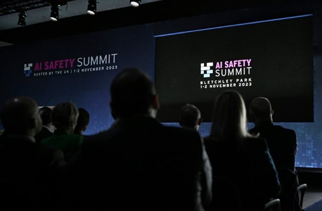 Au cours du premier sommet international pour un développement sûr de l'Intelligence artificielle, à Bletchley, en Angleterre, le 1er novembre 2023