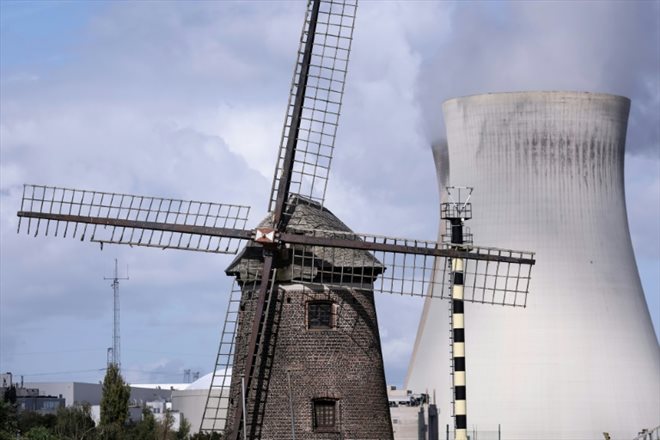 Un moulin devant ka centrale nucléaire d'Antwerp le 19 septembre 2022