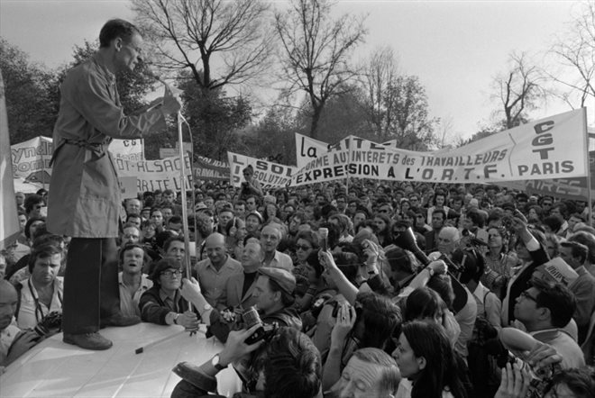 Le syndicaliste CFDT Charles Piaget (g) s'adresse aux employés de l'horloger Lip lors d'une manifestation contre la fermeture de leur usine, le 7 septembre 1973 à Paris