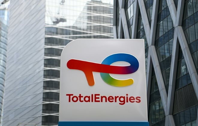 Le nouveau logo du groupe français Total en mai 2021 à La Défense, près de Paris