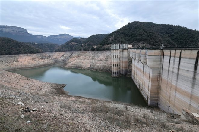 Le barrage de Sau, à très faible niveau d'eau, dans la province de Gérone, le 15 janvier 2024 en Catalogne