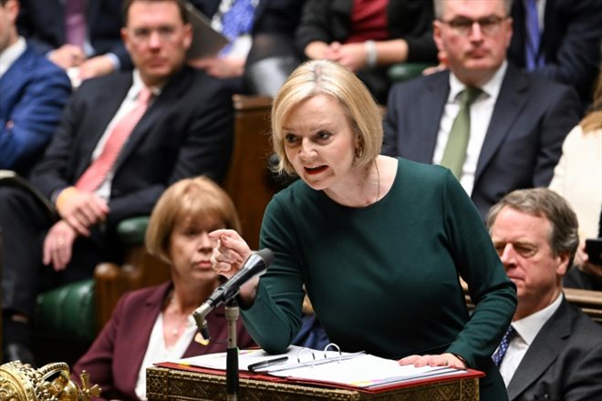 La Première ministre britannique Liz Truss défend son plan économique contesté face aux députés, le 12 octobre 2022 à Londres