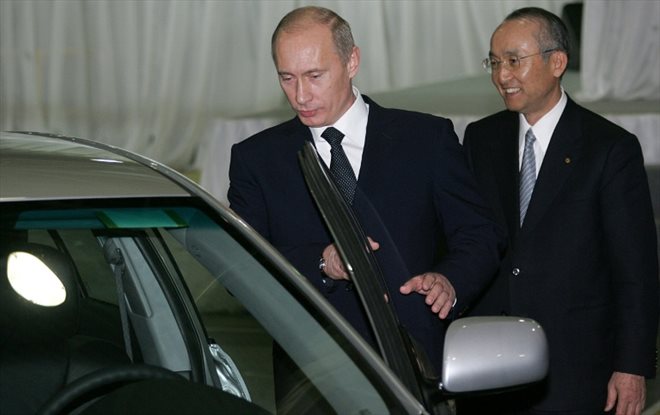 Vladimir Poutine sur le site de l'usine Toyota à Saint-Pétersbourg, le 21 décembre 2007, en présence du patron du groupe japonais d'alors, Katsuaki Watanabe
