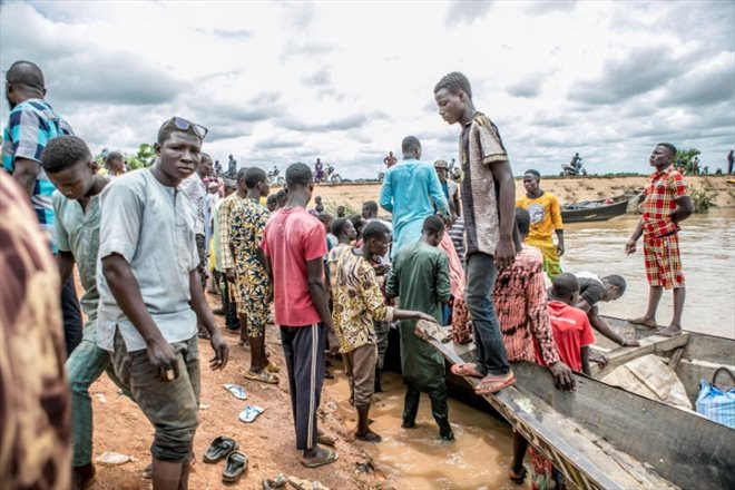 Des passagers bloqués attendent de pouvoir traverser le fleuve et passer au Niger à Malanville, au Bénin, le 18 septembre 2023