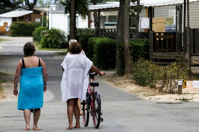 Des touristes devant les mobilhomes du camping Le front de mer à Argeles-sur-Mer, le 8 juin 2023