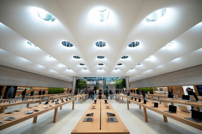 Photo d'archives montrant l'intérieur rénové d'un magasin Apple sur la 5ème avenue à New York, le 19 septembre 2019