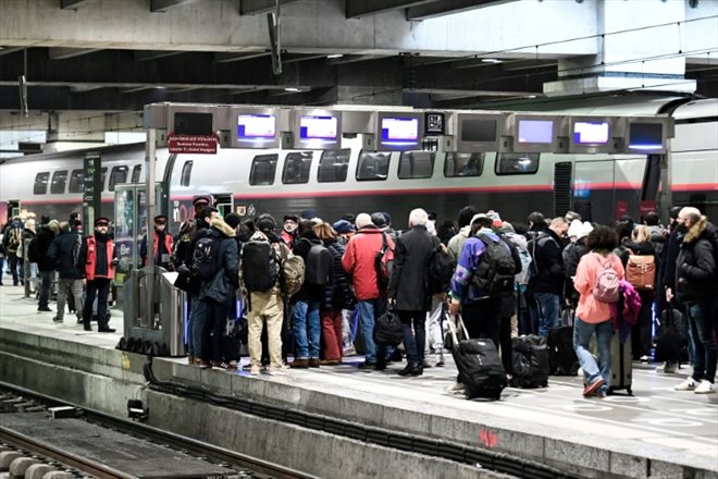 Des voyageurs attendent un train sur un quai de la gare Montparnasse lors d'une grève des contrôleurs de la SNCF, le 2 décembre 2022 à Paris 