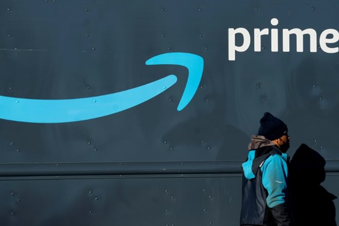 Un livreur Amazon devant le camion, le 19 février 2022 à Washington