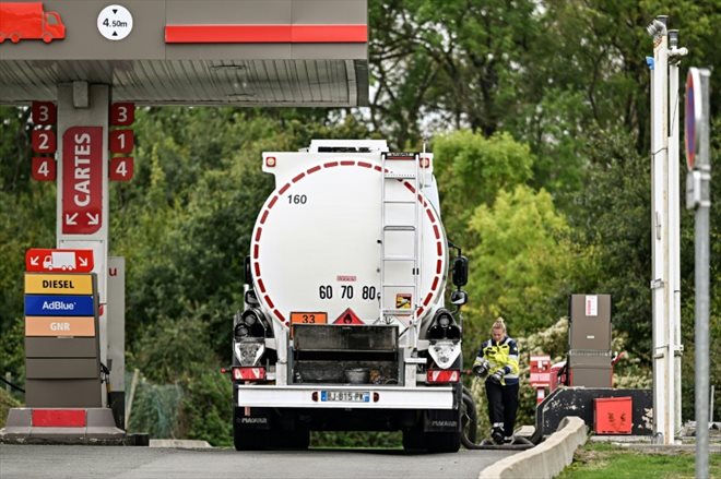 Un camion citerne ravitaille une station  service, le 5 octobre 2022 à Genech