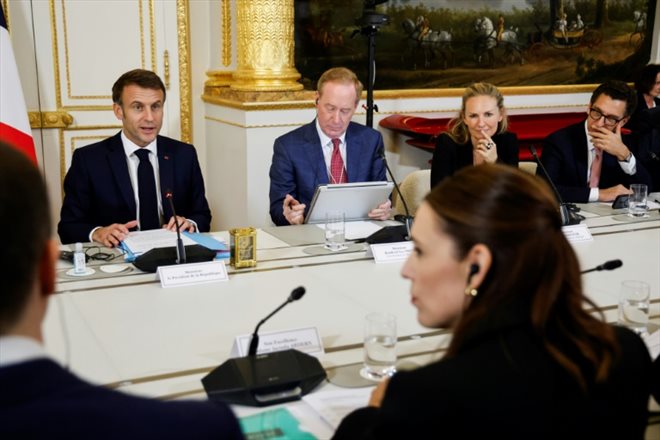 Emmanuel Macron avec notamment à sa gauche Brad Smith, dirigeant de Microsoft, à l'Elysée le 10 novembre 2023, pour le 5e sommet de l'appel de Christchurch visant à lutter contre les contenus en ligne terroristes, en marge du Forum de Paris sur la paix