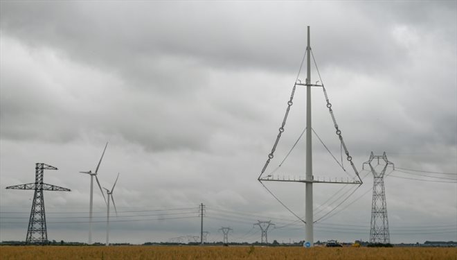 Essor des énergies renouvelables et des besoins en électricité, équipements vieillissants: le gestionnaire du réseau électrique RTE va devoir investir des sommes colossales ces prochaines décennies pour renouveler le réseau