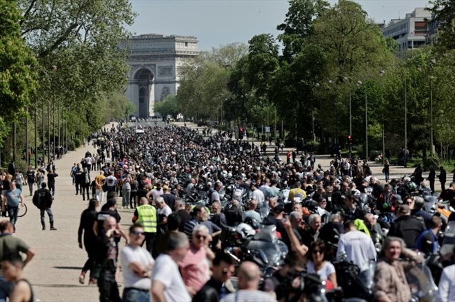 Une manifestation de motards opposés au contrôle technique, avenue Foch à Paris, le 13 avril 2024
