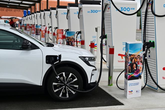 En 2023, les ventes de voitures neuves ont rebondi de 13,9% en Europe, portées par les modèles hybrides et électriques, mais aussi par les voitures à essence