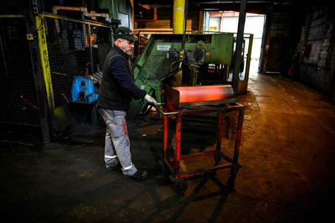 Un employé des Forges de Tarbes où sont usinés des fûts d'obus de 155 mm, le 4 avril 2023 dans les Hautes-Pyrénées