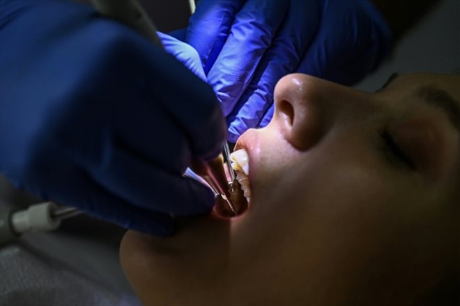 Une patiente effectue des soins dentaires dans une clinique d'Istanbul, le 16 septembre 2022