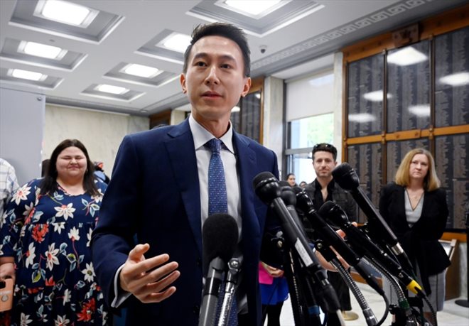 Le patron de TikTok, Shou Zi Chew, fait une déclaration à la presse avant son audition par le Congrès américain, le 23 mars 2023 à Washington