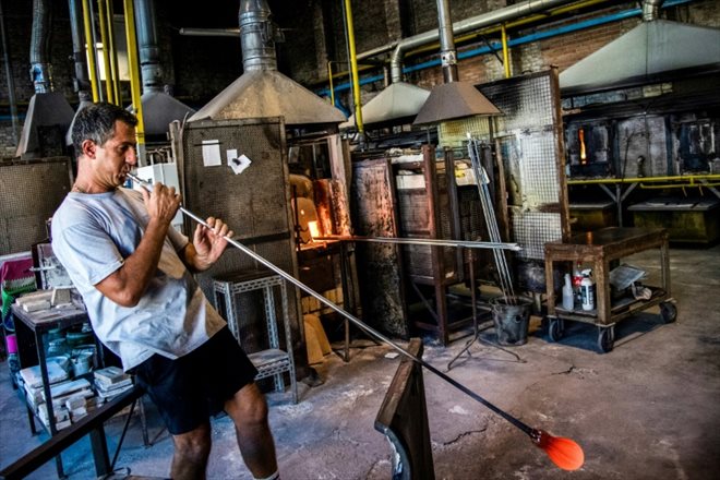 Dans l'atelier d'un maître verrier à Murano, le 8 septembre 2020