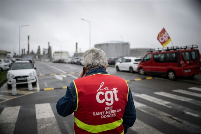 Des salariés grévistes et des syndicalistes sur le site TotalEnergiesde Donges, le 14 octobre 2022 en Loire-Atlantique