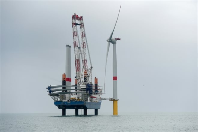 La première éolienne offshore française, au large de Saint-Nazaire, le 12 avril 2022