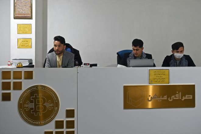 Un bureau de changes acceptant les cryptomonnaies à Herat, le 15 février 2022