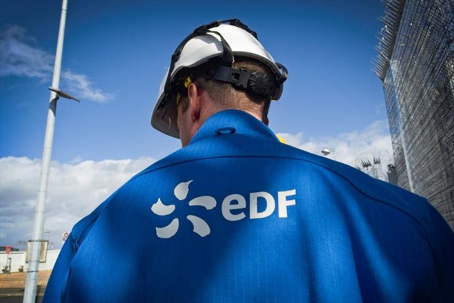 Un agent d'EDF devant la centrale nucléaire de Saint-Laurent-des-Eaux, à Saint-Laurent-Nouan, le 30 mars 2023