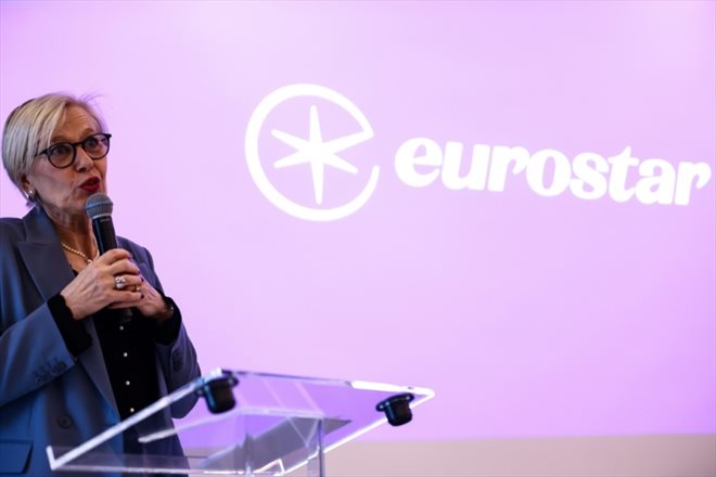 La directrice générale d'Eurostar Group, Gwendoline Cazenave, présente le nouveau logo de l'entreprise ferroviaire, le 24 janvier 2023, à Bruxelles, lors d'une conférence de presse