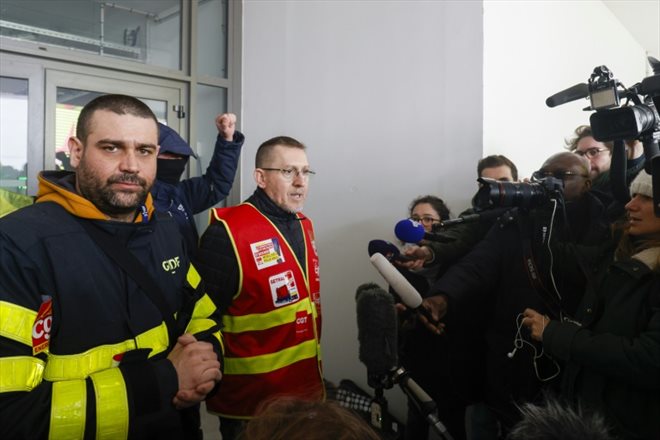 Electriciens et gaziers de la CGT privent le Stade de France de courant à Saint-Denis, près de Paris, le 9 mars 2023 pour protester contre la réforme des retraites