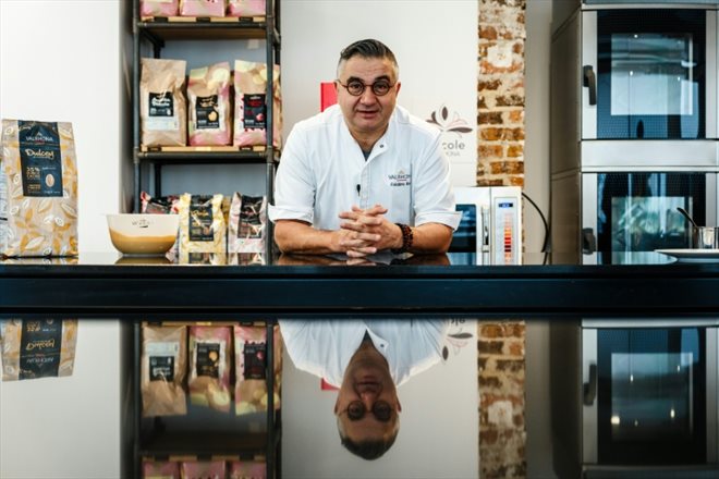 Le chef pâtissier de la chocolaterie Valrhona Frédéric Bau à Paris, le 1er mars 2024