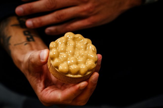 Le chef pâtissier niçois Philippe Tayac prépare des tartelettes aux noisettes et au chocolat blond chez le chocolatier Valrhona à Paris le 1er mars 2024