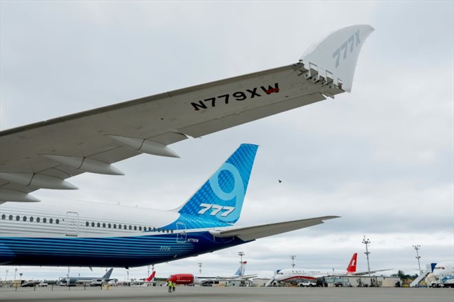 Pour pouvoir circuler dans les aéroports, le bout des ailes du 777X se replient, à Everett (nord-ouest) le 26 juin 2024