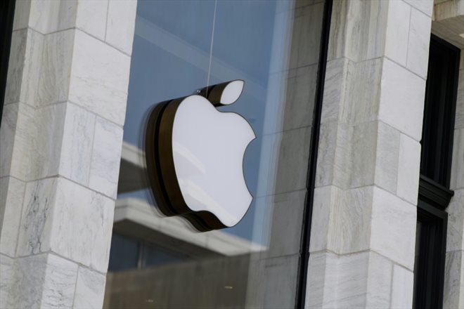 Le logo d'Apple est visible à l'entrée d'un magasin Apple à Washington, le 14 septembre 2021