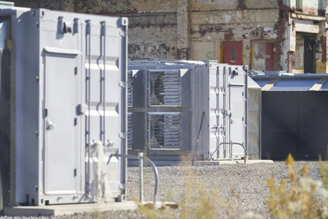 Les ventilateurs géants en plein air sur le site de la ferme de minage de bictoins US Bitcoin à Niagara Falls dans l'Etat de New York, le 24 octobre 2022