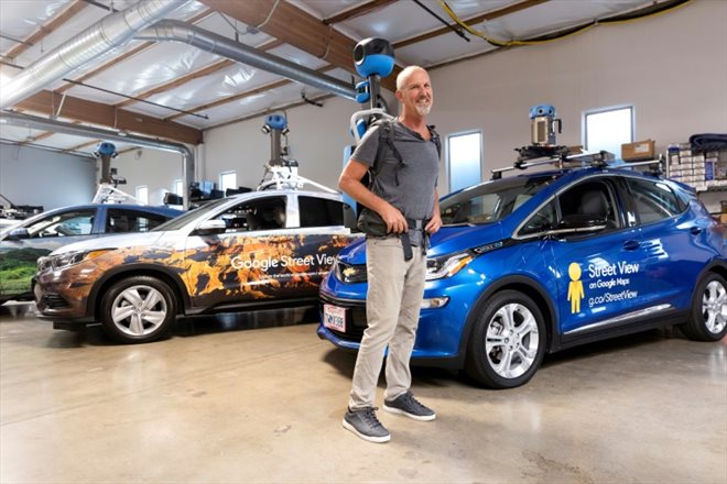 Steven Silverman, gestionnaire de programme technique chez Google dans le garage du groupe à Mountain View (Californie), le 29 août 2022
