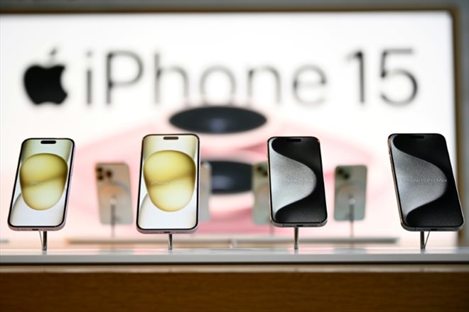 L'iPhone 15 d'Apple dans un magasin de Los Angeles, le 22 septembre 2023