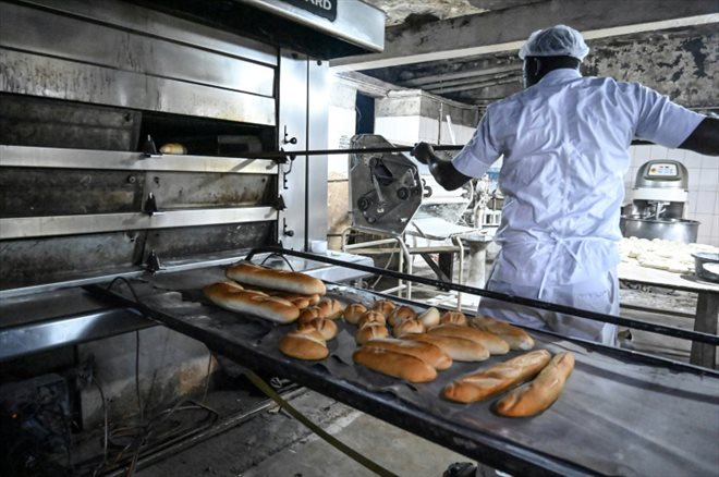Baguettes de blé et de manioc dans une boulangerie de Yopougon, quartier populaire d'Abidjan, le 24 juin 2022
