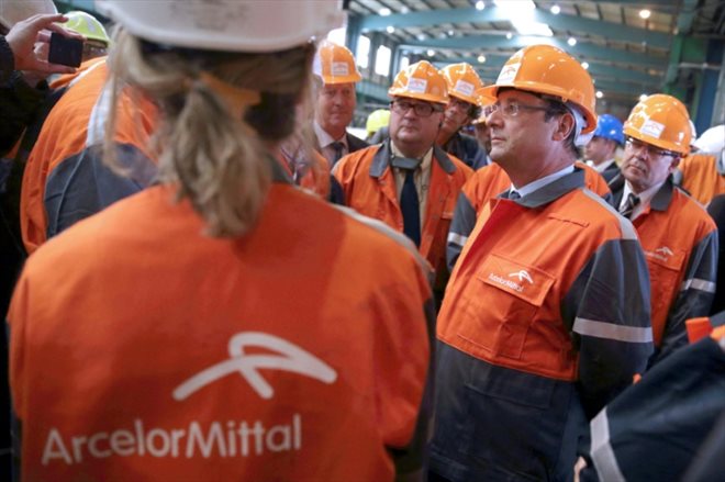 François Hollande (d), alors président, visite l'usine sidérurgique d'ArcelorMittal, le 26 septembre 2013 à Florange, en Moselle