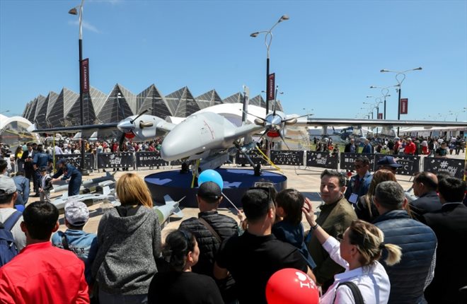 Un drone turc Bayraktar TB2 exposé au salon Teknofest, le 27 mai 2022 à Bakou, en Azerbaïdjan
