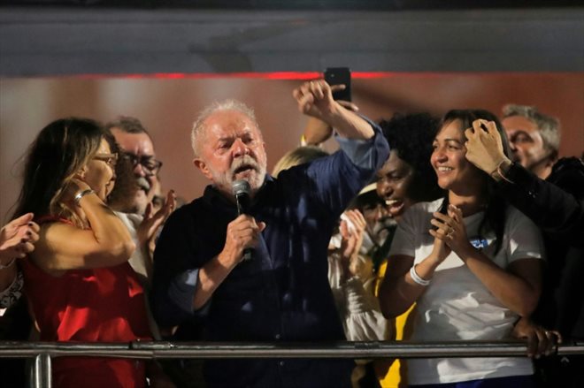 Le président élu du Brésil, Luiz Inacio Lula da Silva, s'adresse à ses partisans après sa victoire au 2e tour de la présidentielle, le 30 octobre 2022, à Sao Paulo
