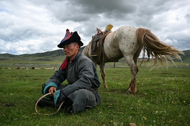 L'éleveur mongol Luvsanbaldan Batsukh à Khishig-Undur, dans la province de Bulgan (nord de la Mongolie), le 5 juillet 2024
