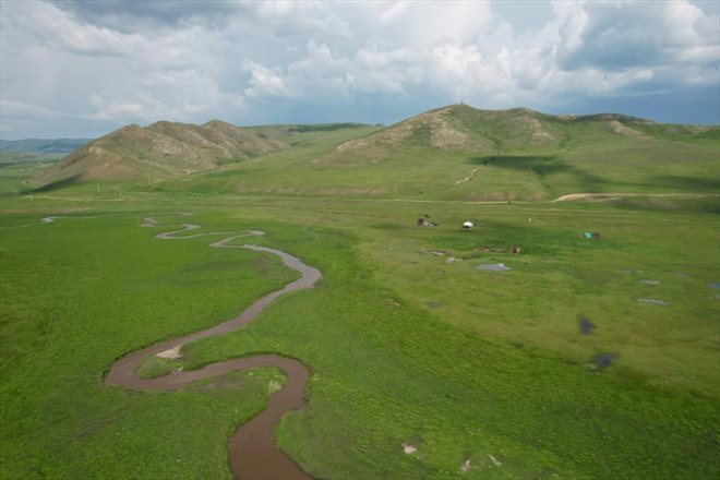 Au milieu de la steppe, à Batsumber au nord d'Oulan-Bator, le campement de yourtes des parents de Bat-Erdene Khulan, le 30 juin 2024