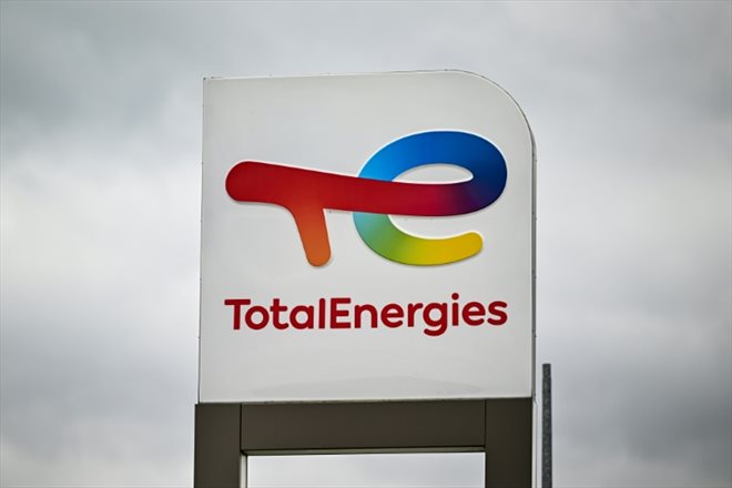 La multinationale pétrolière TotalEnergies est visée depuis décembre 2021 par une enquête pour pratiques commerciales trompeuses dans le domaine de l'environnement