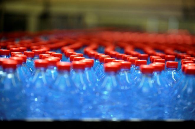 Sur une chaîne de montage de l'usine Nestlé Waters, le 19 juillet 2010 à Vittel, dans les Vosges