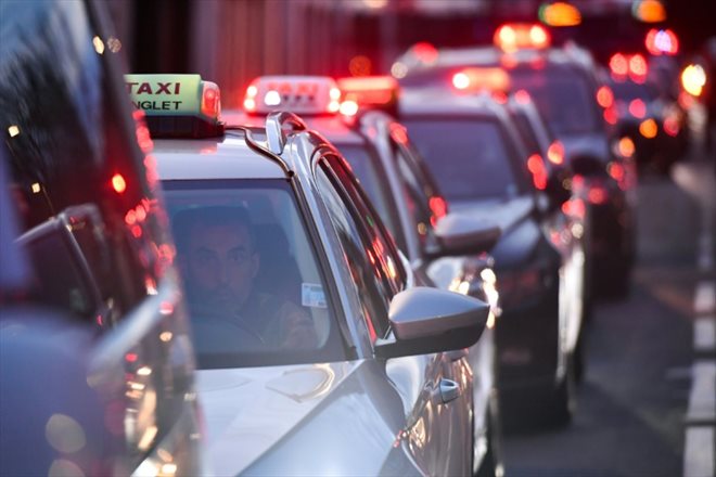 Manifestation de taxis contre le covoiturage pour aller chez le médecin, le 11 décembre 2023 à Bayonne